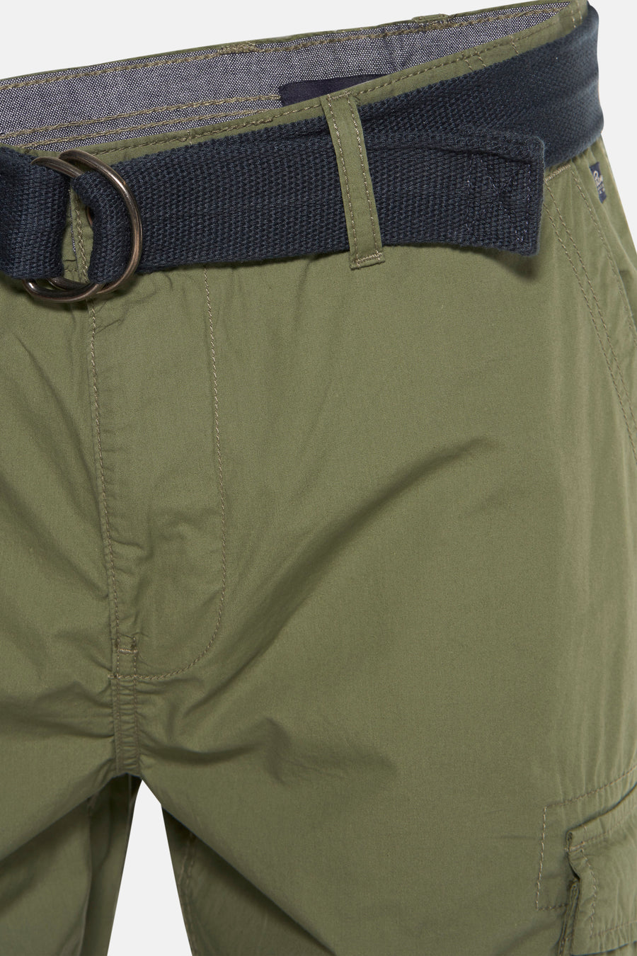 Korte broek van Petrol Industries® met een marineblauwe canvas riem en stikseldetails.