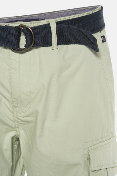 Bermuda vert de Petrol Industries, avec ceinture en tissu tressé bleu marine et poche cargo.