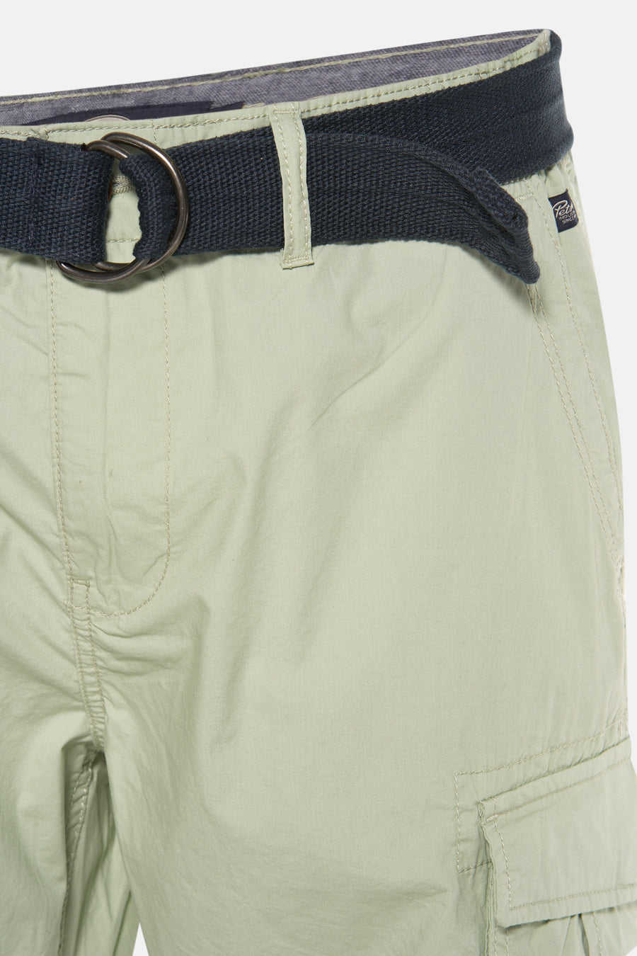 Bermuda vert de Petrol Industries, avec ceinture en tissu tressé bleu marine et poche cargo.