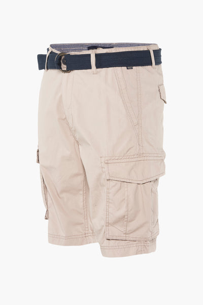 Bermuda beige de Petrol Industries, avec une ceinture bleu marine à boucle anneau et des poches cargo.

