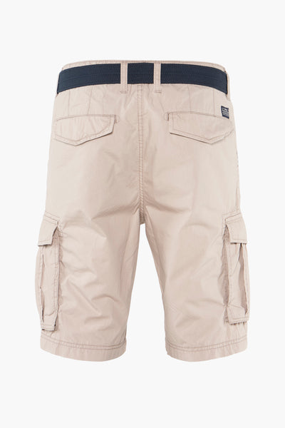 Bermuda beige de Petrol Industries, avec une ceinture bleu marine et des poches cargo.