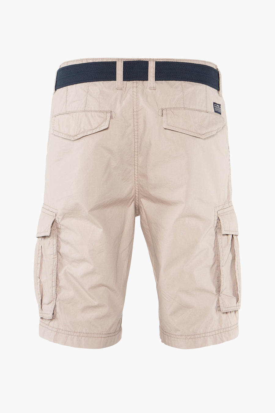 Beige bermuda van Petrol Industries, met een marineblauwe riem en cargozakken.