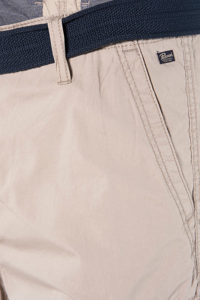 Bermuda beige de Petrol Industries, avec ceinture tressée marine, poche italienne sur le côté.