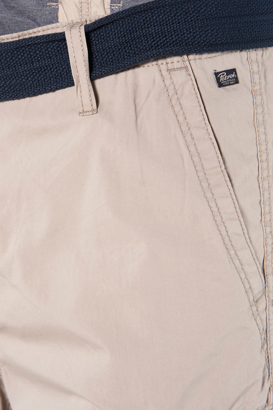 Beige Bermuda van Petrol Industries, met marineblauwe gevlochten riem, Italiaanse zak aan de zijkant.