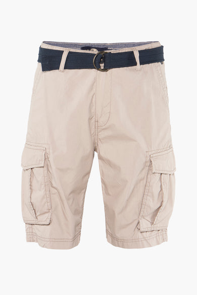 Bermuda beige de Petrol Industries®, avec ceinture bleu marine et poches cargo.