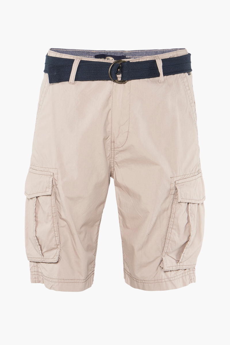 Bermuda beige de Petrol Industries®, avec ceinture bleu marine et poches cargo.
