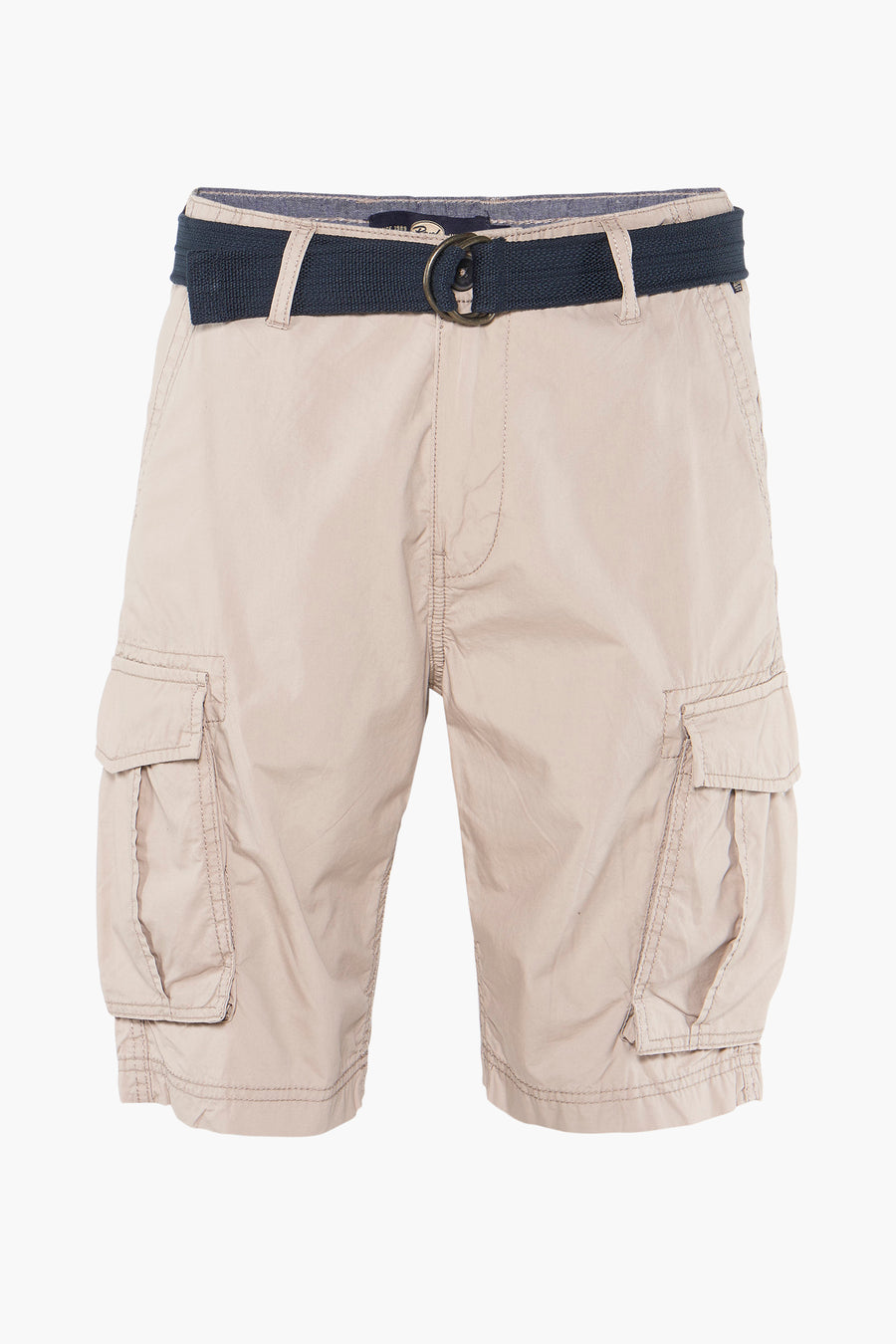 Beige bermuda van Petrol Industries®, met marineblauwe riem en cargozakken.