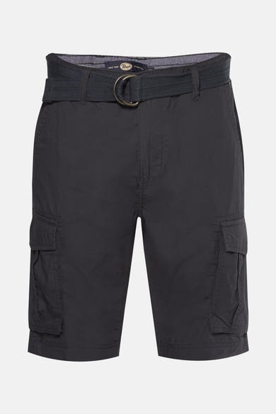 Blauwe bermuda van Petrol Industries, met cargozakken en een donkere riem, gedragen met een grijs T-shirt.