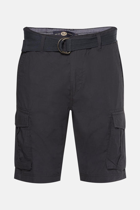 Blauwe bermuda van Petrol Industries, met cargozakken en een donkere riem, gedragen met een grijs T-shirt.
