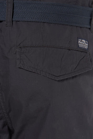 Bermuda noir de Petrol Industries® avec ceinture en tissu bleu foncé et étiquette de marque sur la poche à rabat.