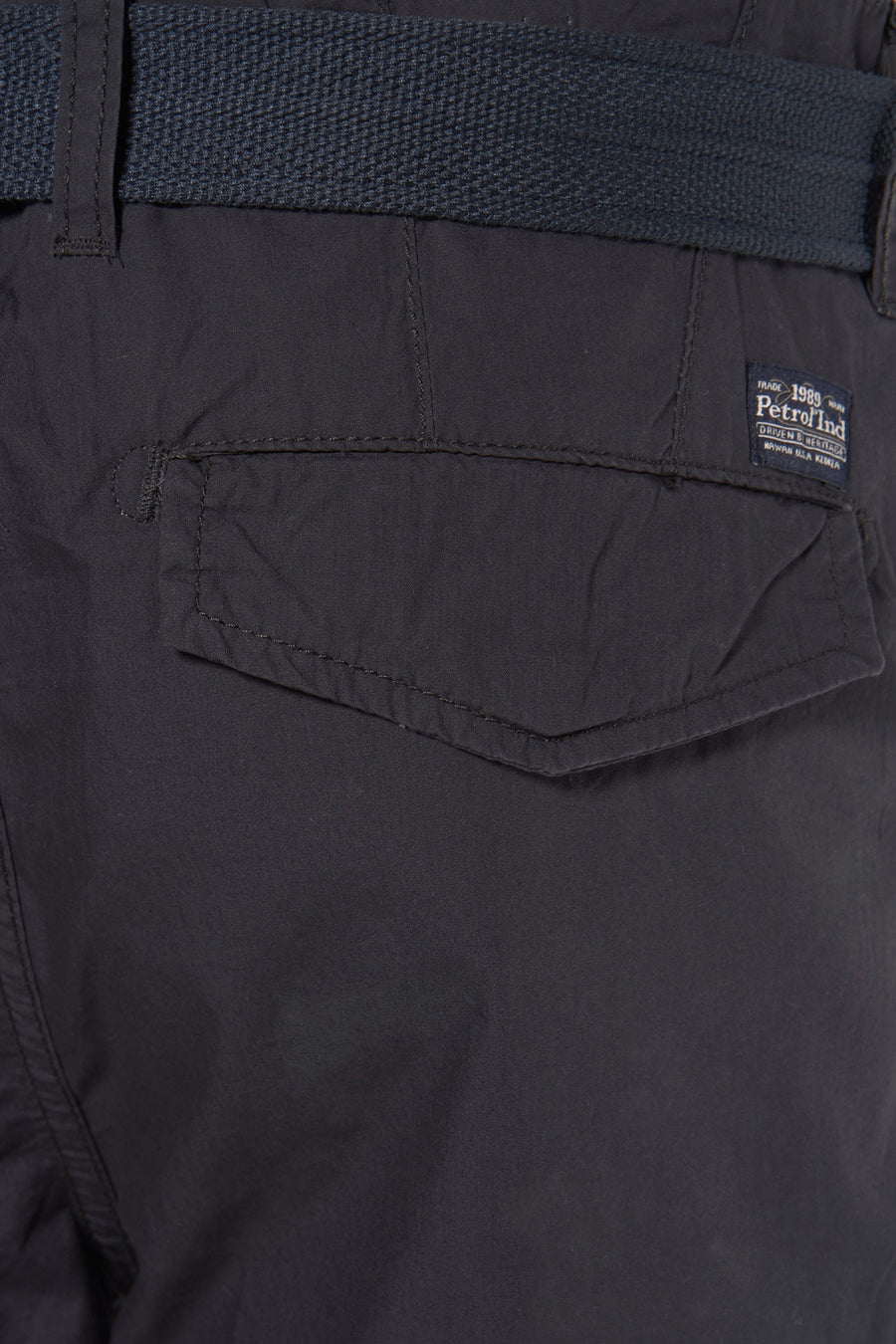 Bermuda noir de Petrol Industries® avec ceinture en tissu bleu foncé et étiquette de marque sur la poche à rabat.