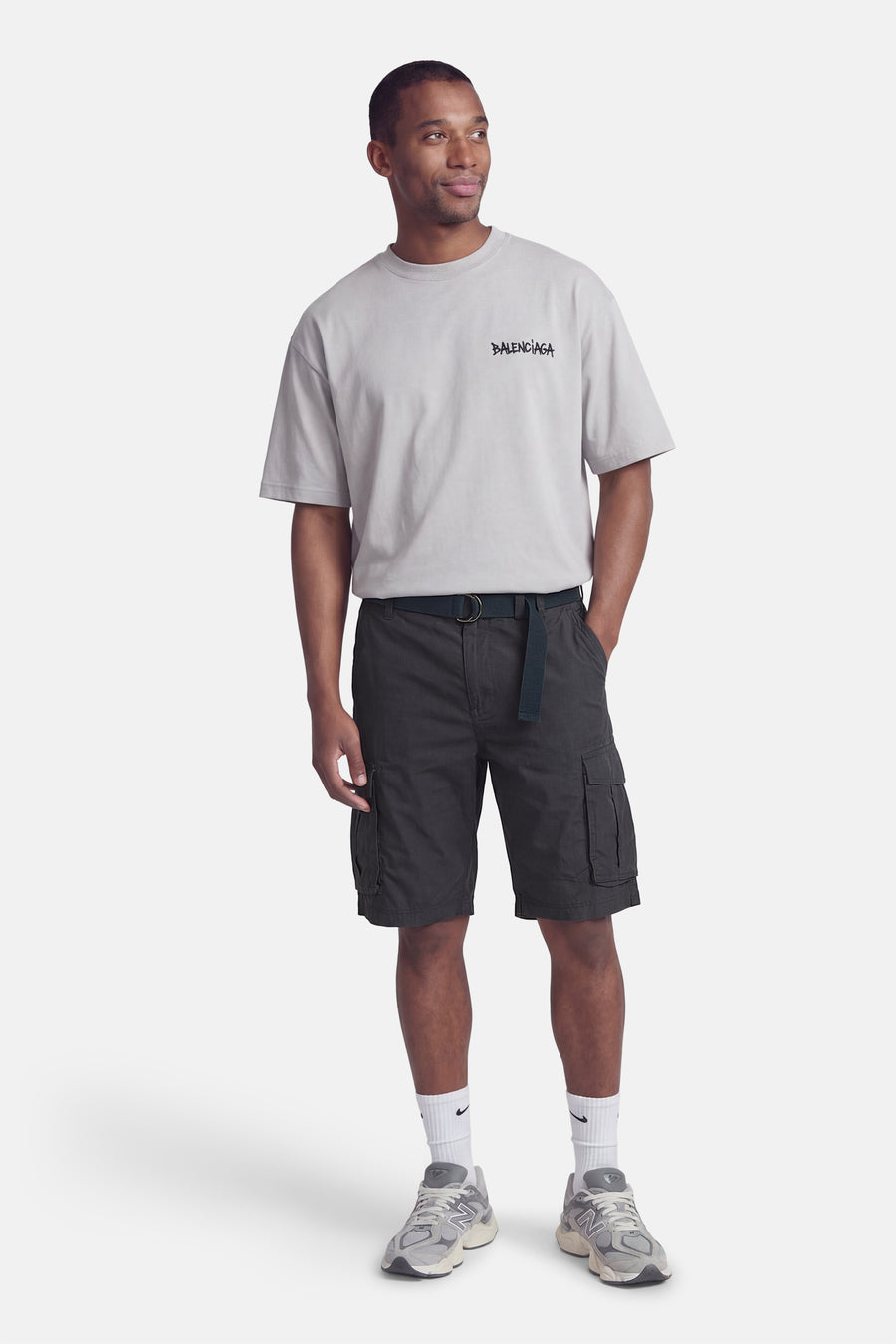 Bermuda bleu de Petrol Industries, avec poches cargo et une ceinture foncée, porté avec un t-shirt gris.