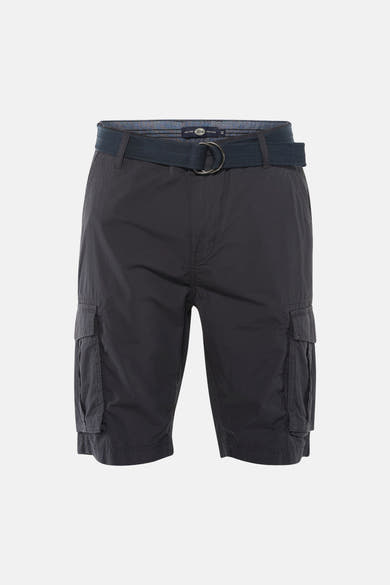Blauwe bermuda van Petrol Industries®, gedragen met een grijs T-shirt, witte sokken en grijze sneakers.