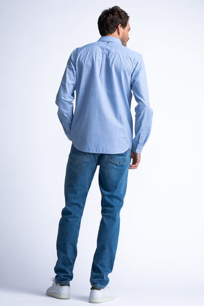 Blauw overhemd met lange mouwen van Petrol Industries, van achteren gezien, gedragen met een spijkerbroek en witte sneakers.