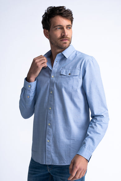 Chemise à manches longues bleue de Petrol Industries, avec poche poitrine et détails des manches boutonnées.