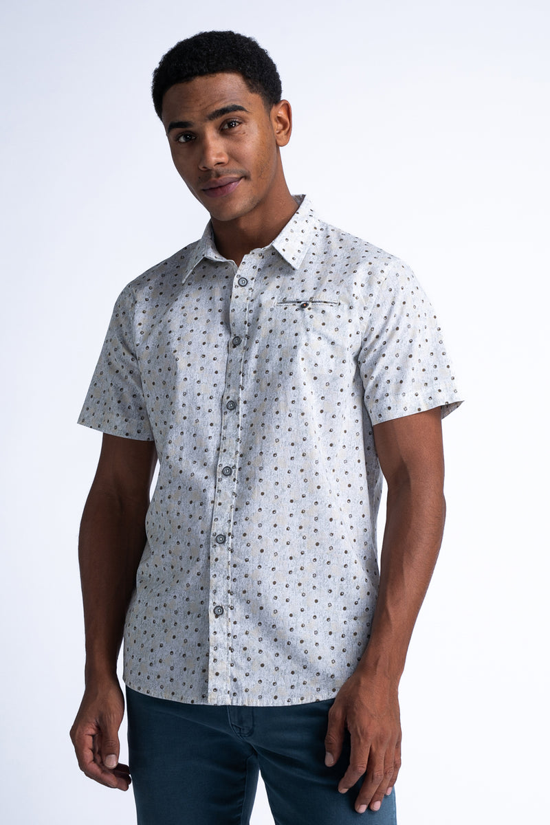 Chemise à manches courtes blanche de Petrol Industries®, avec motif à pois et poche poitrine.