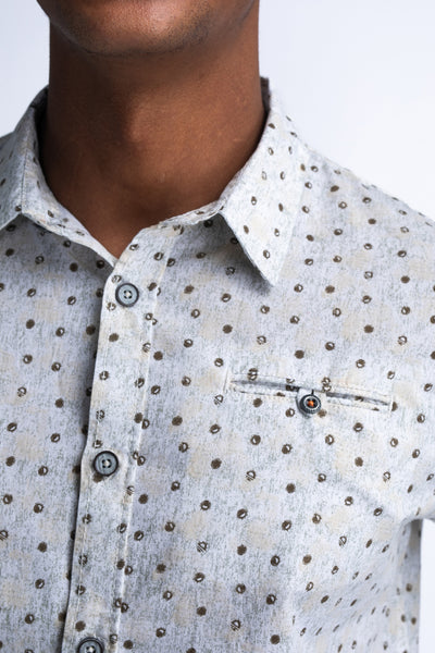 Chemise blanche à manches courtes de Petrol Industries, à motif moucheté marron, avec poche de poitrine.