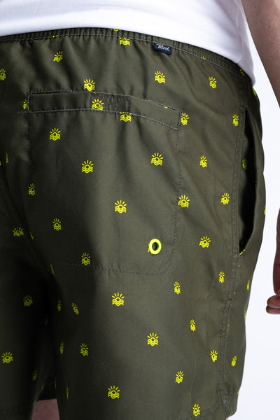 Groene zwembroek met zonneprint van Petrol Industries, achterzak met knoopsluiting en oogjesdetail.