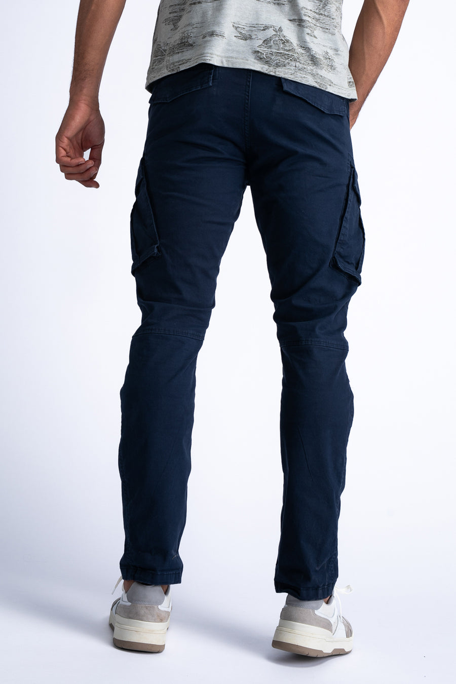 Blauwe cargobroek van Petrol Industries, gedragen met een bedrukt T-shirt en witte sneakers, achtergezicht.