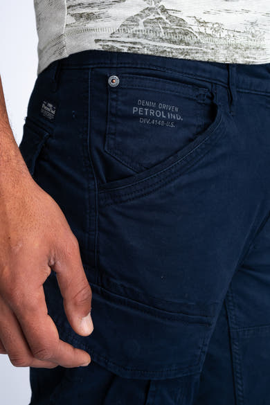 Petrol Industries marineblauwe cargobroek met cargozak en merklabel.