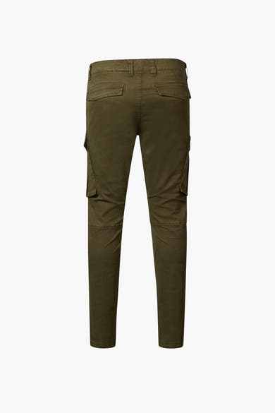 Pantalon cargo vert de Petrol Industries®, vue arrière, avec poches cargo sur les cuisses et poches passepoilées à l'arrière.