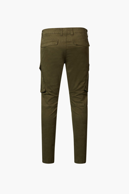 Pantalon cargo vert de Petrol Industries®, vue arrière, avec poches cargo sur les cuisses et poches passepoilées à l'arrière.