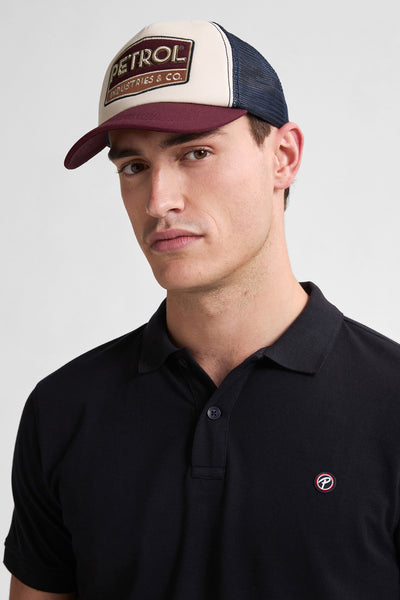 Casquette multicolore de Petrol Industries, avec visière bordeaux et empiècement logo sur le devant.