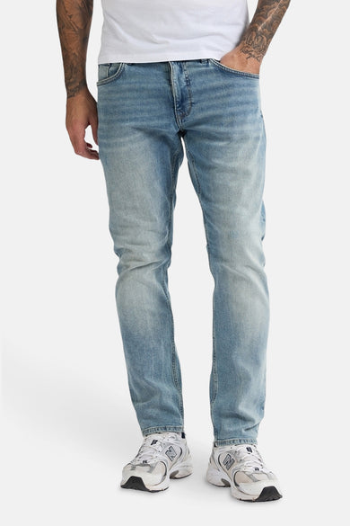 Slim fit spijkerbroek in lichtblauw denim van Petrol Industries, met stikseldetails en riemlussen.