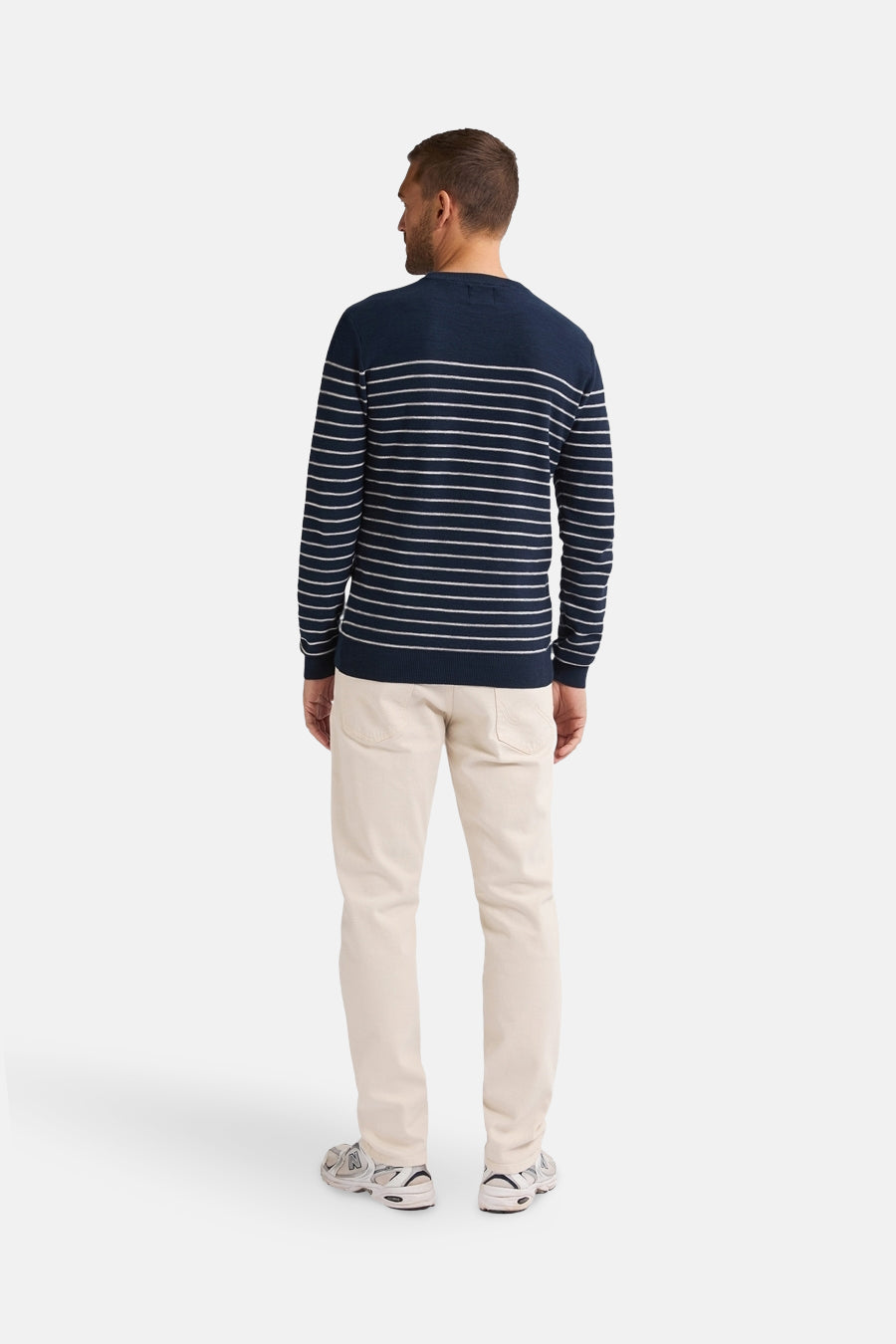 Ronde hals trui blauw van Petrol Industries®, met horizontale strepen, gedragen met een beige broek en sneakers.