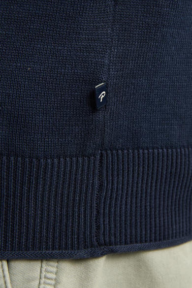 Pull à col rond bleu de Petrol Industries, détail de la texture tricotée et ourlet côtelé.