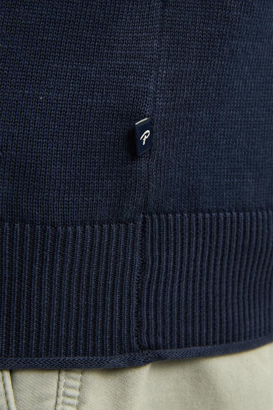 Pull à col rond bleu de Petrol Industries, détail de la texture tricotée et ourlet côtelé.