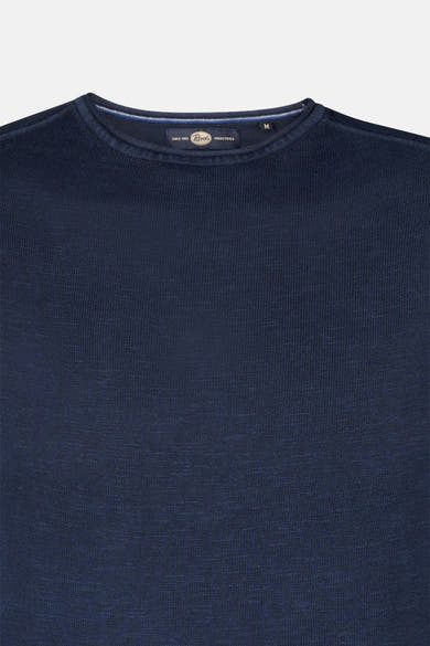 Pull à col rond bleu de Petrol Industries, en maille tricotée unie, avec étiquette de la marque visible au col.