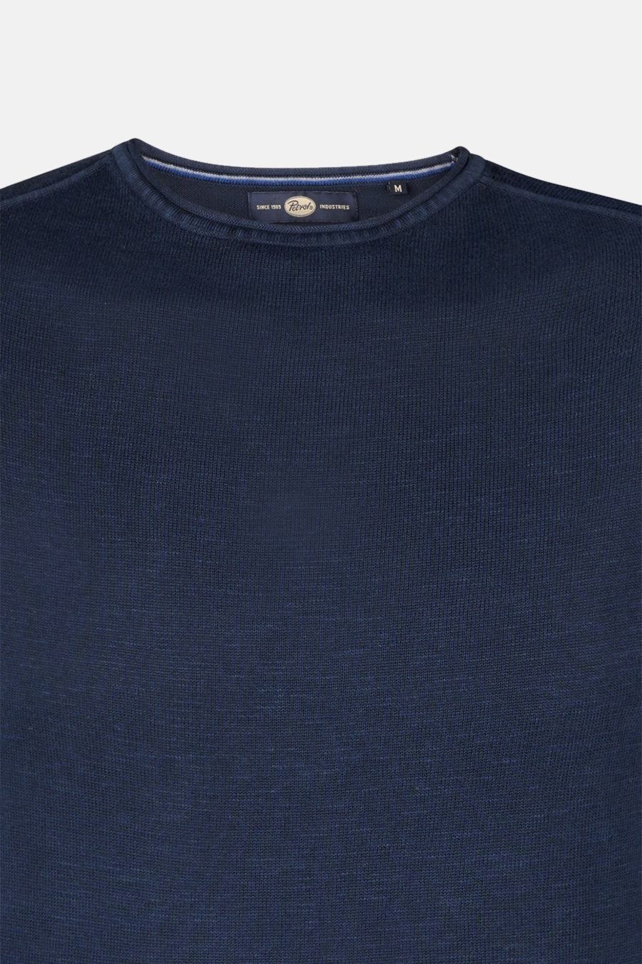 Pull à col rond bleu de Petrol Industries, en maille tricotée unie, avec étiquette de la marque visible au col.