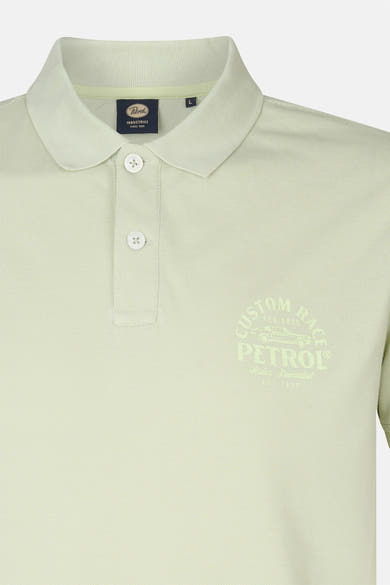 Groen poloshirt met korte mouwen van Petrol Industries®, met een toon-op-toon grafische print op de borst.