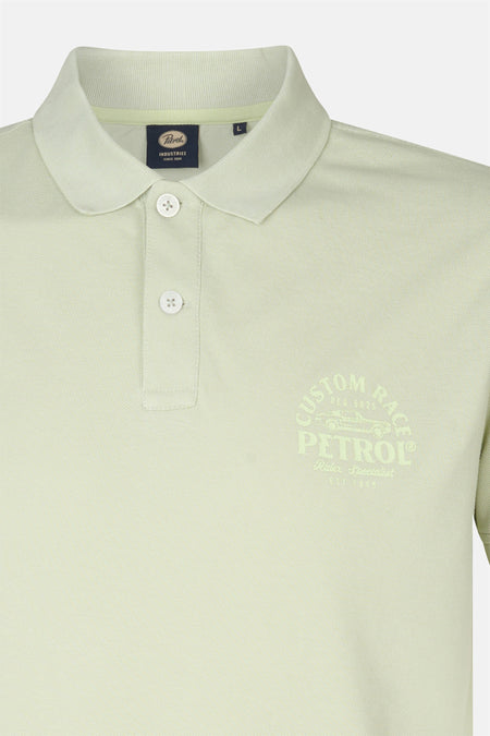 Groen poloshirt met korte mouwen van Petrol Industries®, met een toon-op-toon grafische print op de borst.