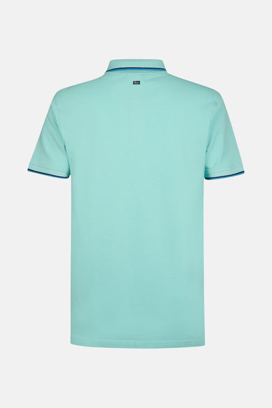 Turquoise poloshirt met korte mouwen van Petrol Industries®, met marineblauwe afwerkingen aan de kraag en mouwen.