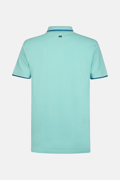 Turquoise poloshirt met korte mouwen van Petrol Industries®, met marineblauwe afwerkingen aan de kraag en mouwen.