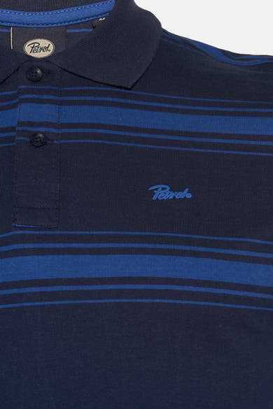 Polo bleu à rayures par Petrol Industries, avec logo brodé sur la poitrine et patte de boutonnage.
