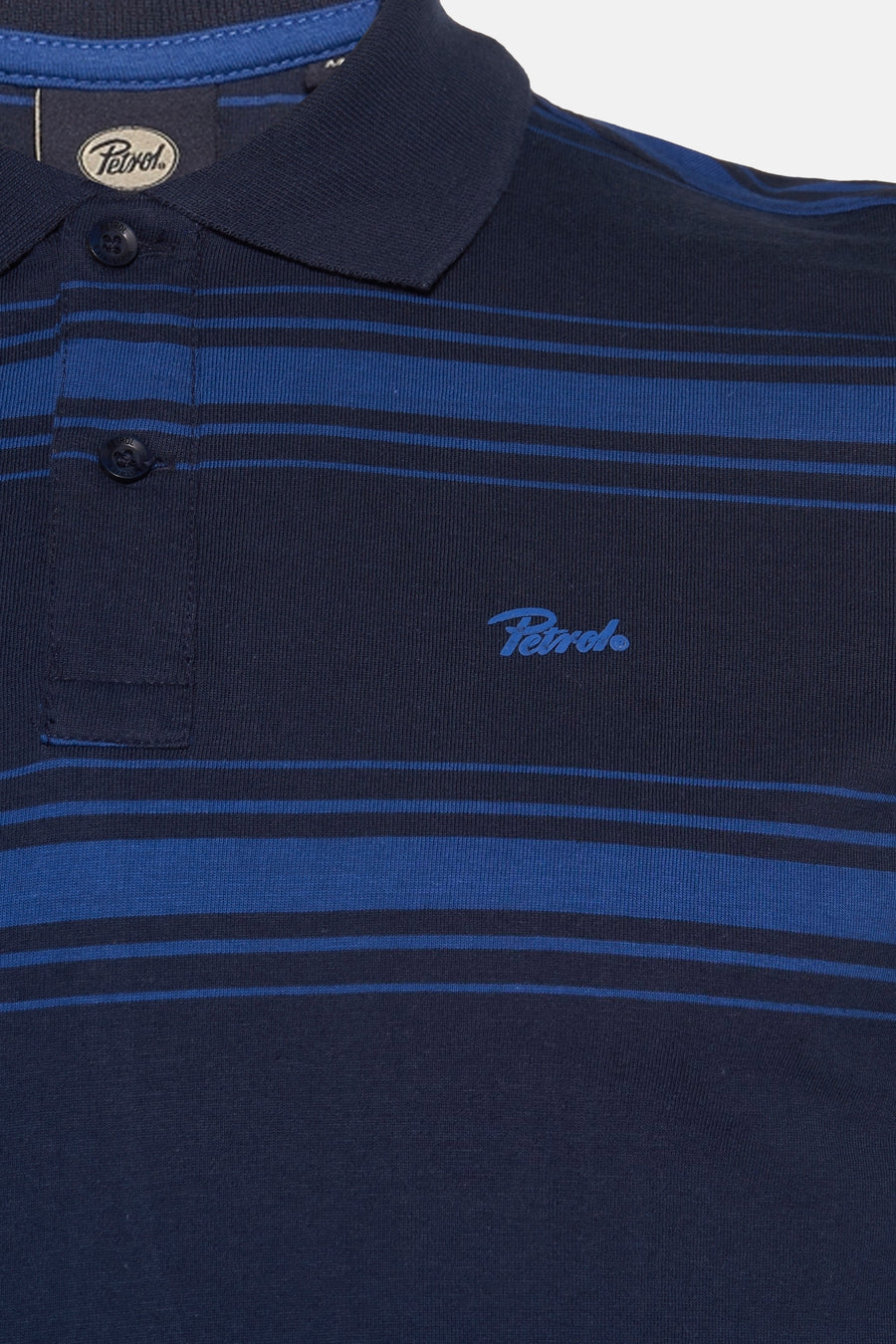 Polo bleu à rayures par Petrol Industries, avec logo brodé sur la poitrine et patte de boutonnage.