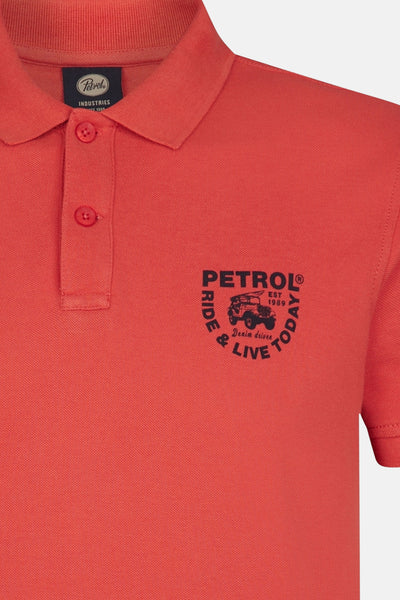 Polo à manches courtes rouge de Petrol Industries, avec un logo imprimé sur la poitrine.
