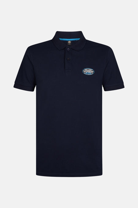 Donkerblauwe polo met korte mouwen van Petrol Industries®, met een opdruk op de borst.