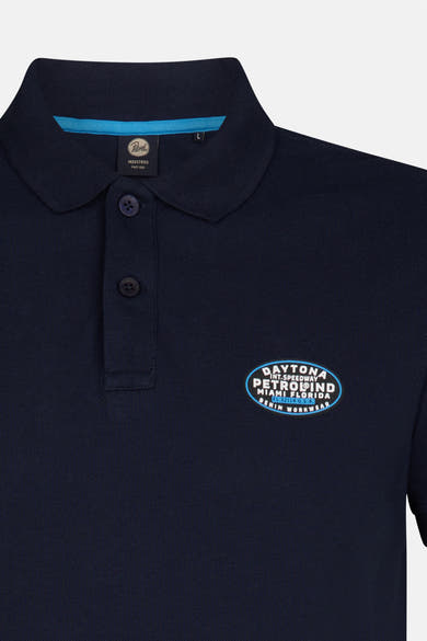 Donkerblauw poloshirt met korte mouwen van Petrol Industries, met decoratief embleem op de borst.
