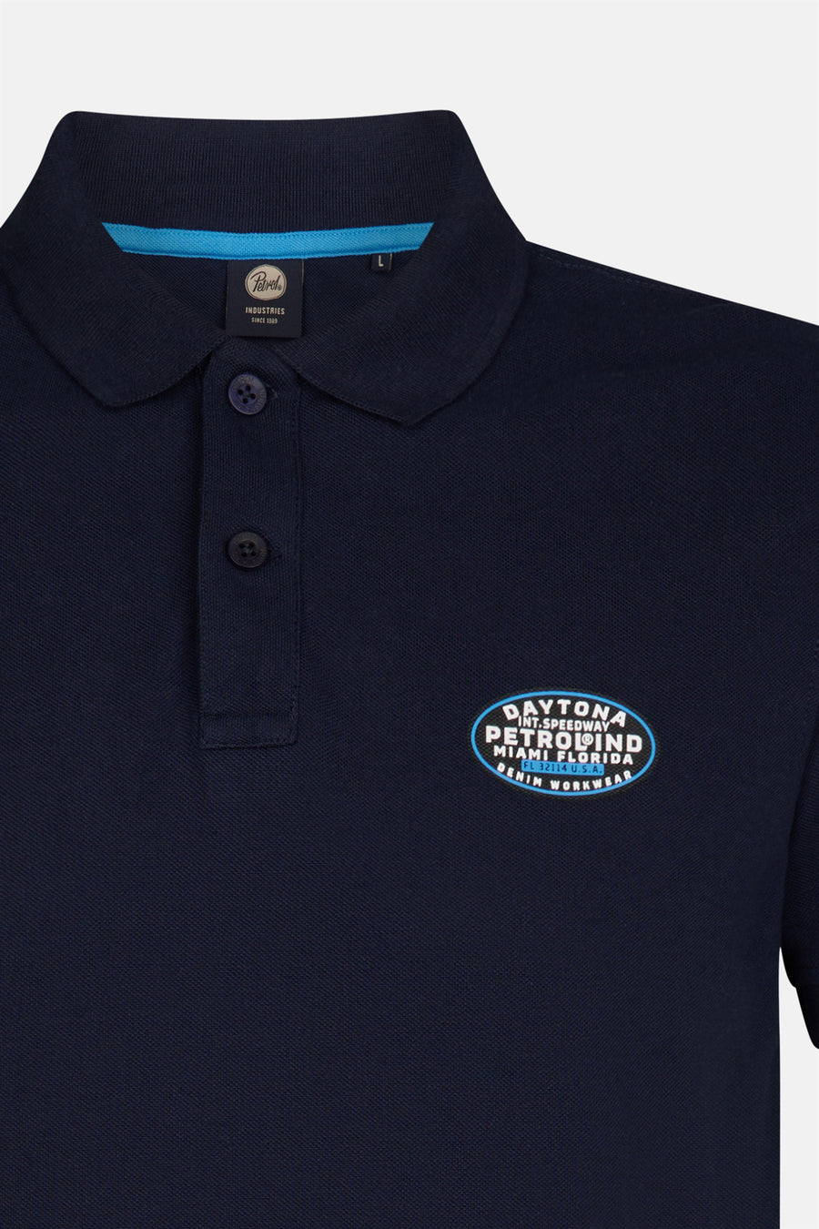 Donkerblauw poloshirt met korte mouwen van Petrol Industries, met decoratief embleem op de borst.