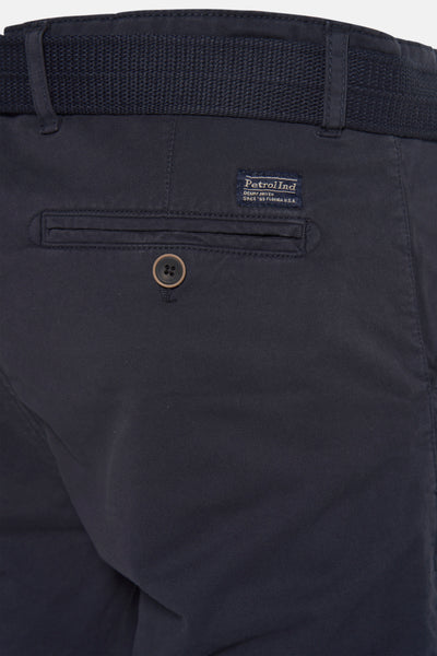 Short bleu de Petrol Industries, avec une ceinture tressée et une poche arrière boutonnée.