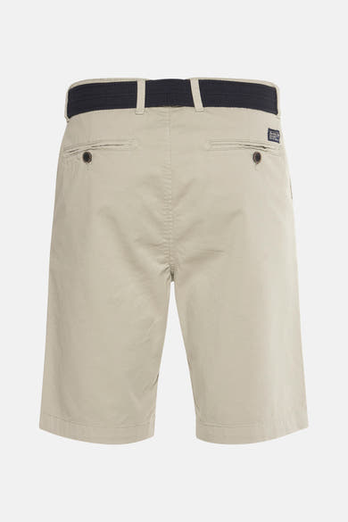 Short vert par Petrol Industries®, avec ceinture tressée bleu marine et poches arrière boutonnées.