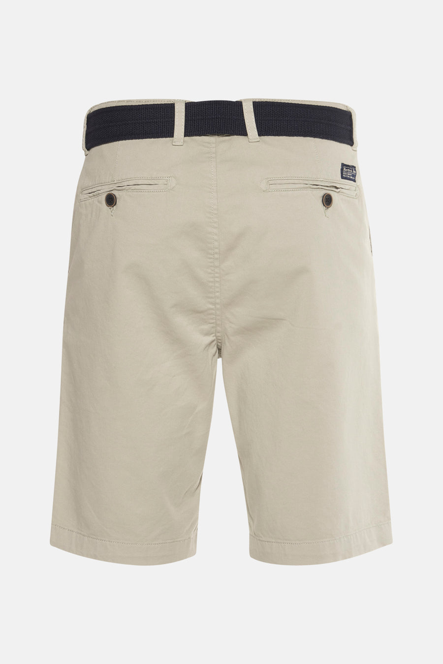 Short vert par Petrol Industries®, avec ceinture tressée bleu marine et poches arrière boutonnées.