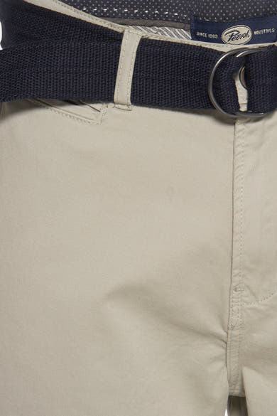 Short vert de Petrol Industries, avec une ceinture tressée bleu marine et boucle anneau.