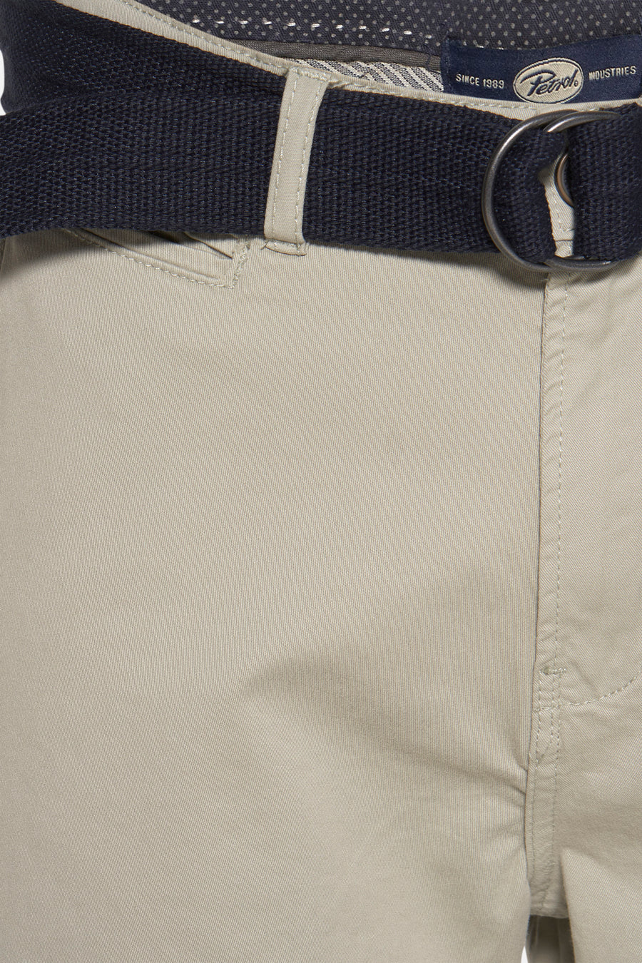 Short vert de Petrol Industries, avec une ceinture tressée bleu marine et boucle anneau.