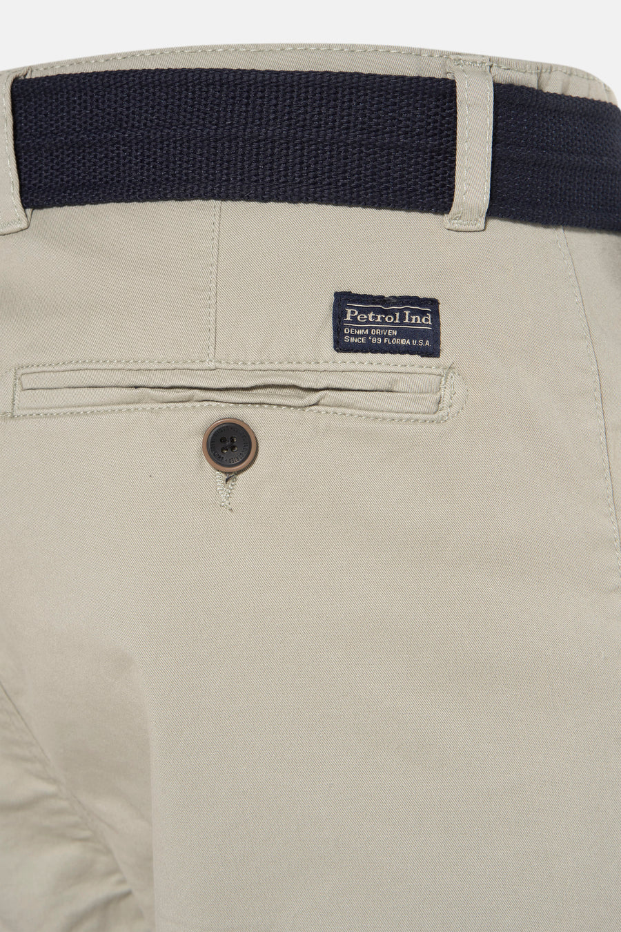 Short vert de Petrol Industries, avec une ceinture bleu marine visible et une poche arrière boutonnée.