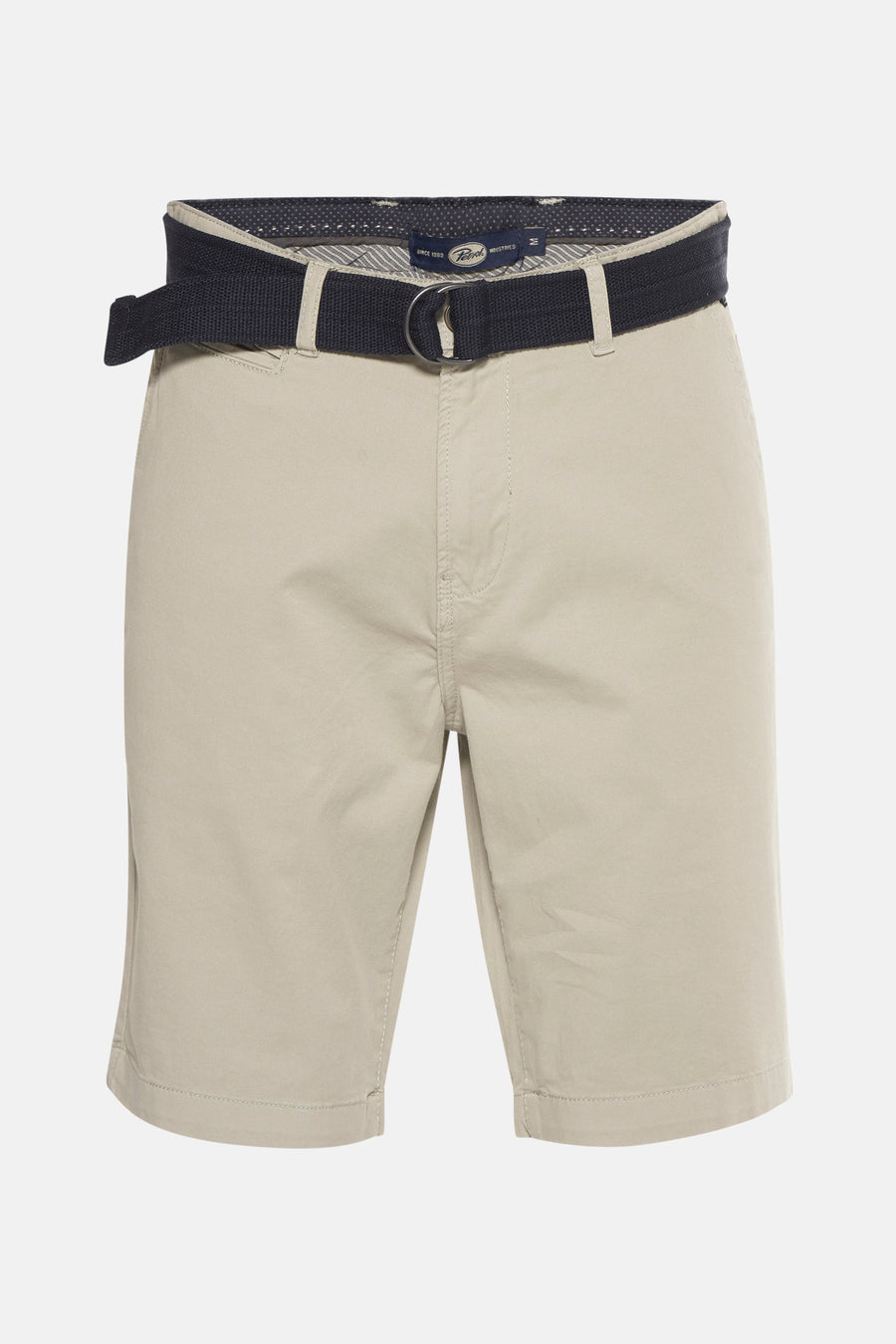 Short vert de Petrol Industries, avec une ceinture tressée bleu marine, sur un fond uni.